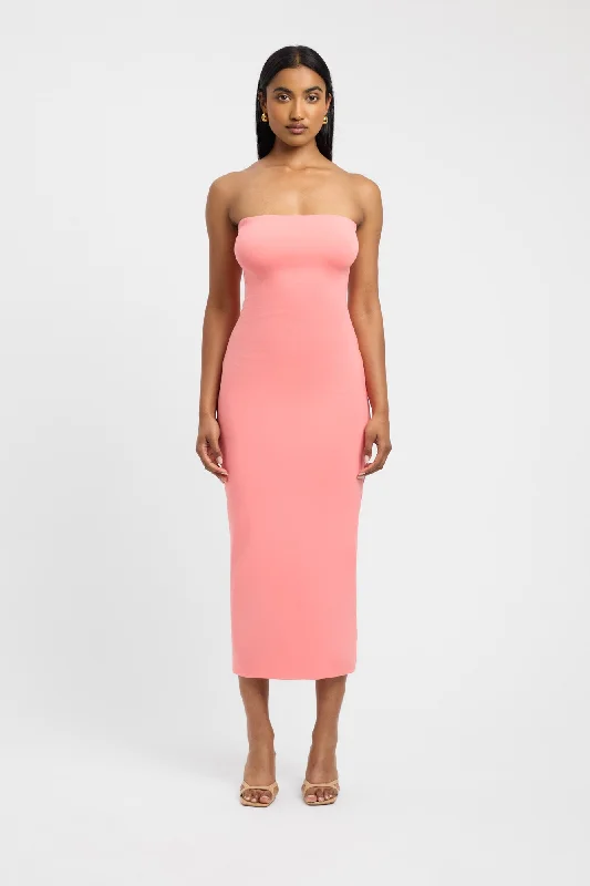 Sophisticated Street Style Offers Feminine Allure Matilda Maxi Dress